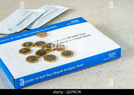 LONDON, Großbritannien - 03. APRIL 2022: Seit März 31. sind die kostenlosen Covid-19-Tests in England unter der Politik von`Leben mit Covid beendet. Laterale Flo Stockfoto